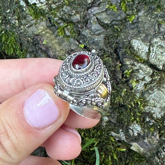 925 Sterling Silver and yellow gold vintage “poisoner’s ring” with garnet - Picture 2 of 16